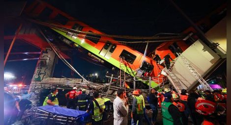 Надлез рухна в Мексико, докато по него преминава метрото