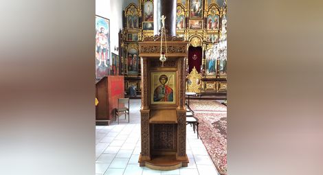 Чудотворната икона на св. Георги Зографски в проскинитария в църквата „Св. Вмчца Марина“ в Поликрайще 