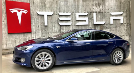 Напълно безпилотната технология при колите на Tesla ще се забави