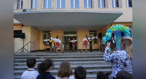 Училището по европейски езици в Русе отбелязва днес своя патронен празник /галерия/