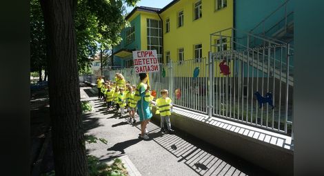 Рокерите от „Лоулендърс“ се включиха в състезание по безопасност на движението в русенската детска градина "Пинокио"