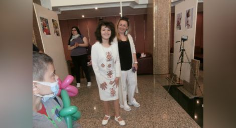 Фотографката Анна Йочева с талантливата Кристислава Иванова, чиято втора стихосбирка бе представена при откриването на изложбата. 				         Снимка: Авторът