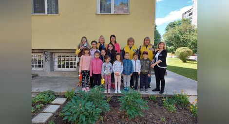 Деца засадиха благоуханни билки в две детски градини и училище