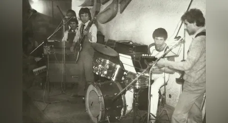 С група „Интеграл“ в началото на 80-те години с Баджо, Венци и Котъна. Валери, китаристът, навярно е направил снимката.
