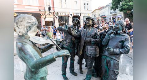„Живите статуи“ превземат кея в последните дни на юни