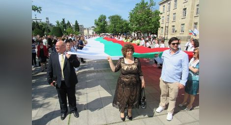 80-метров трибагреник поведе шествието в чест на деня на българската духовност и култура