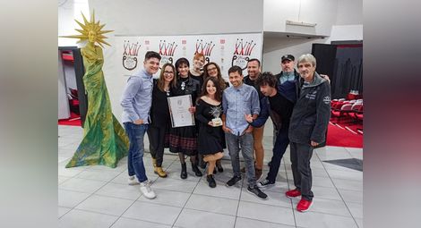 Екипът на постановката с наградата в Крагуевац. Снимка: Куклен театър - Русе
