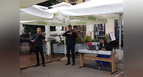 Две цигулки и пиано свириха химна на просветата в центъра на Загреб