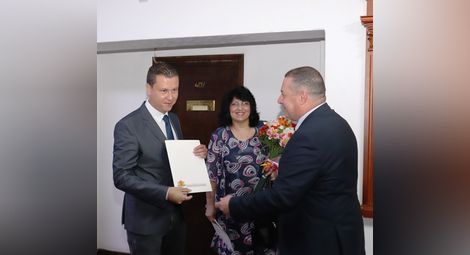 Борислав Българинов посрещна новите си заместници Стефка Караколева и Синан Хебибов.                              Снимка: ОА