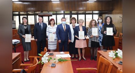 Осем директори и учители получиха  почетното отличие „Неофит Рилски“