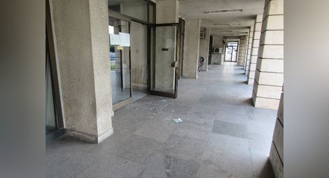 Пиян и дрогиран с регистрация в Психото нападна сградата на МВР