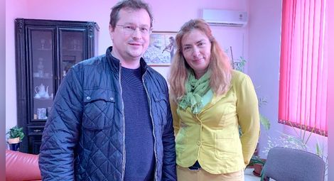 Юрай Дракслер с кмета на Бъзън Василена Цанкова.