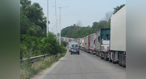 Събуждане на икономиката и избягване на Сърбия трупат опашки на Дунав мост