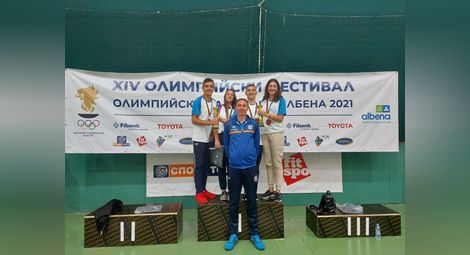 Волейболът с треньор Красимир Миронов се отчете с бронзови медали. 			  Снимки: „Утро“