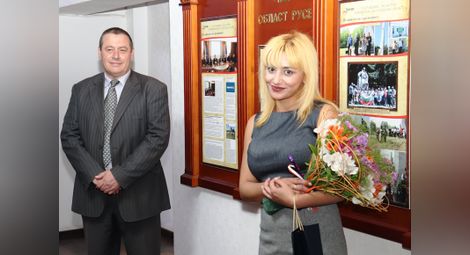 Областният управител Борислав Българинов посрещна най-новия член на екипа - Глория Георгиева.                     Снимка: ОА