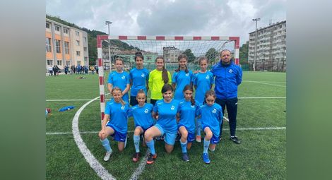 Футболните момичета без загуба в Габрово