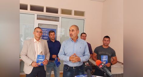 "Републиканци за България" символично избраха седалище срещу офис на ГЕРБ в Русе /галерия/