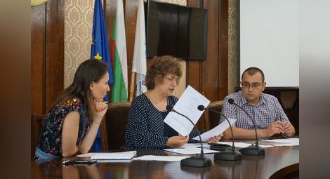 Росица Георгиева обявява решението на комисията