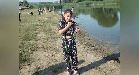 Петгодишният Митко улови 11 рибки на традиционния празник в Ценово