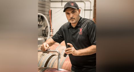 Българин, завършил УХТ, създаде собствена винарна в САЩ, „Кукери“ с множество награди зад океана /галерия/