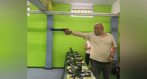 Красен Кралев присъства на освещаването на обновената зала по спортна стрелба в Русе