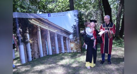65 магистри-педагози в Русенския университет отпразнуваха дипломирането си /галерия/