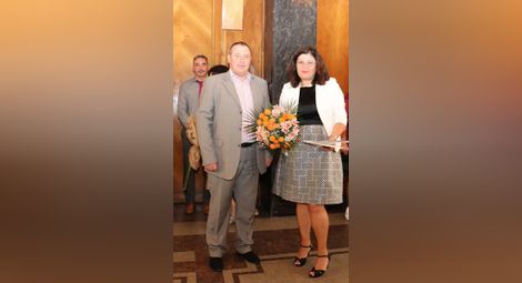 Елена Балджиева беше поздравена от областния управител Борислав Българинов, който й пожела да бъде отговорна към задълженията си и да проявява чувство за морал и справедливост в работата си. 				Снимка: ОА
