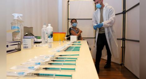 Рекорден брой французи искат да се ваксинират преди строгите мерки