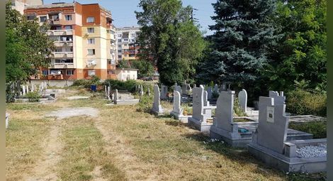 Част от избуялите треви в гробището „Чародейка“ вече е окосена.                                                                      Снимка: Община Русе