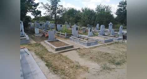 С нова техника почистват двата гробищни парка