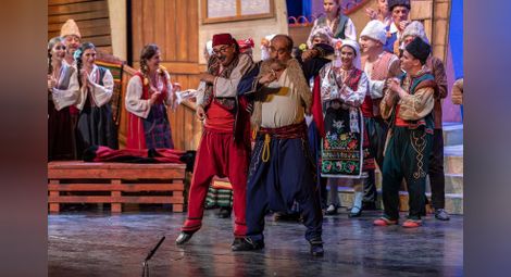 Сцена от оперетата „Българи от старо време“.  Снимка: Русенска опера Русе