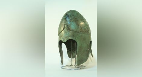 Древни шлемове, акинак и гребен от музея участват в столични изложби
