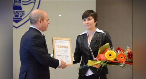 16 януари 2015 година. Тогавашният кмет Пламен Стоилов награждава победителката в анкетата за Спортист на Русе през 2014 година Стойка Петрова.            Снимка: Архив „Утро“