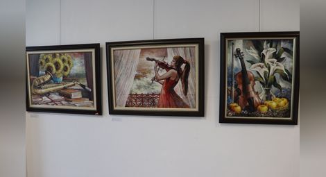 Въпреки че „Мартенските музикални дни“ бяха отменени през март, в залата на „Борисова“6 художници подредиха 80 картини в традиционната фестивална изложба.                Снимка: Архив