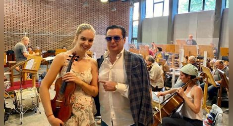Цигуларката Зорница Иларионова е специален гост в проекта „Symphony Way“ на „Симфониета Враца“ и джаз певеца Васил Петров.				 Снимка: Интернет