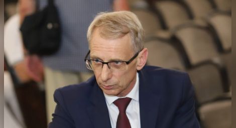 Министър Денков: Установени са сериозни пропуски в дистанционното обучение