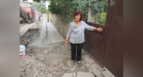 Първи провали на пътя Русе-Кубрат: Тротоари за един човек и плочки над нивото на вратите в Червена вода
