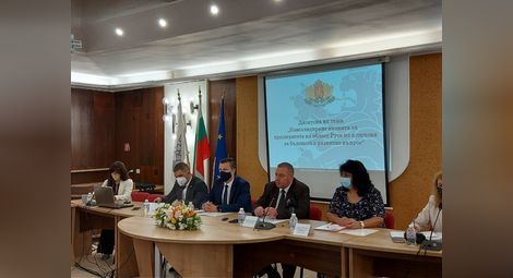 Водещ на форума беше областният управител Борислав Българинов / в средата/.                                                   Снимка: Авторът
