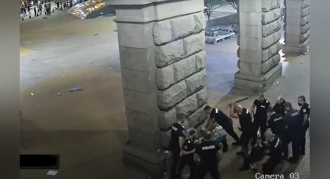 Ето ги имената на полицаите, които пребиваха протестиращите зад колоните!