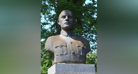 Паметникът на Михайлов в Борисовата градина в София