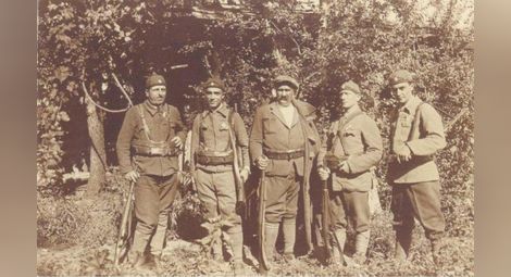 Ванче Михайлов, вторият отдясно, сред другарите си.
