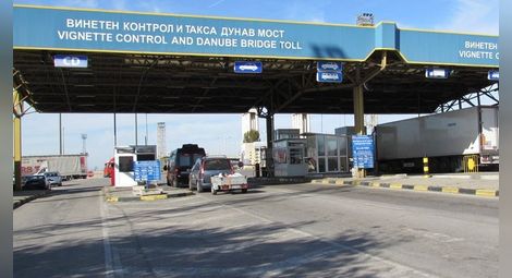 Четирима вързани за осите на автобус мигранти заловени на Дунав мост