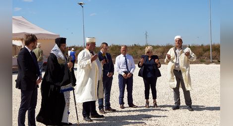 Първата копка на „Каолин“ в Дулово – благословена от православен владика и мюсюлмански духовници