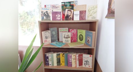 Училището в Ценово получи две дарения от дългогодишен уредник в Националния литературен музей