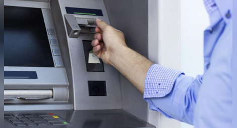 Банки вдигат таксите за теглене от банкомат