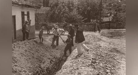 Кметът на Поликрайще Минчо Минчев контролира прокопаването на каналите за тръбите на новия водопровод в Поликрайще лятото на  1944 г.