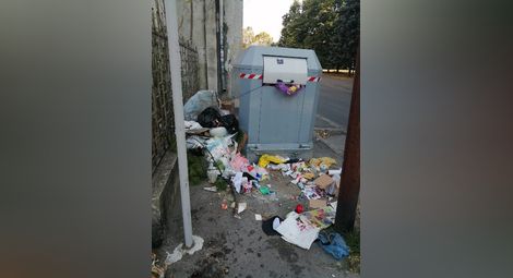 Контейнерите в Русе преляха от боклуци