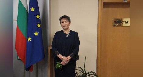 Министър Даниела Везиева при встъпването в длъжност вчера. 					    Снимка: Интернет