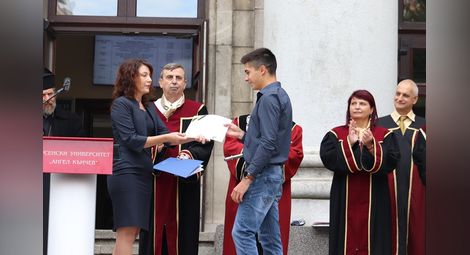 Студентът по компютърни технологии Виктор Великов получава стипендията „Станчо Цонев“ от 2000 лв.             Снимка: РУ