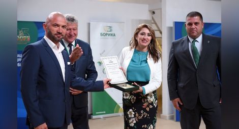 Финансовият директор на „Булмаркет“ Александър Цвятков приема наградата.                                                Снимка: „Булмаркет“